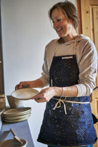 La photographie culinaire narrative / éditoriale J’aime cette photographie qui raconte l’histoire des femmes et des hommes qui œuvrent dans nos terroirs et en cuisine pour partager leur savoir-faire et leur passion. C’est aller à la rencontre des produits, de leur production et à la découverte de goûts et de saveurs. Je me souviens de ce reportage chez Michel Thévot et Emile Auté planteurs de thé en Bretagne, deux jours de lointain voyage à 200 km de chez moi ! un accueil très chaleureux et des échanges passionnants !